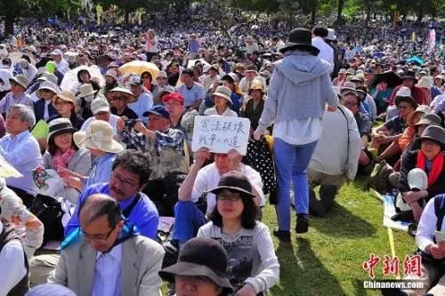 总数超过三万名日本民众集会,呼吁守护和平宪法,反对解禁集体自卫权