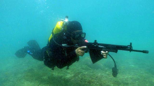 南海舰队某团探索蛙人特种作战岛礁攻防演练