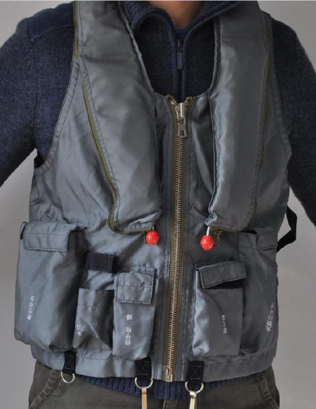 歼10飞行员夜间应急离机后个体救生措施及装备