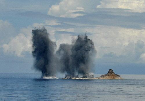 资料图:岛礁目标被击中
