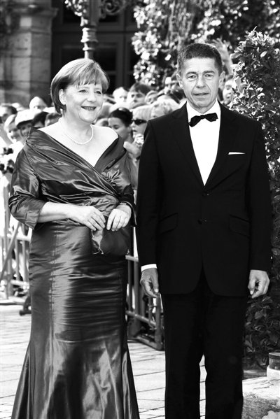 2012年7月25日,德国总理默克尔与丈夫绍尔共同参加拜罗伊特音乐节