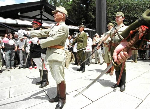 资料图:打扮成原日本军人的日本右翼参拜靖国神社
