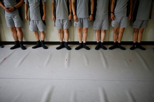 他们每周一次脱下军靴,穿上芭蕾舞鞋,向国家芭蕾舞团的老师学拉筋