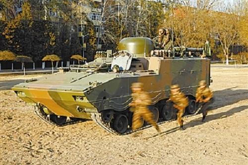 新型履带式用户节点车可迅速实现地面多个装备与卫星的链接