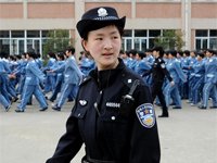 第1528期"背奶"女狱警
