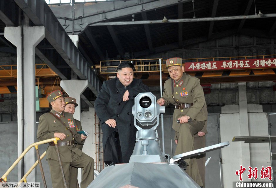 组图：金正恩查看朝鲜部队自行研制武器