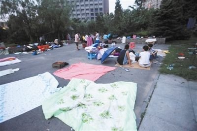 北京广渠门地下室居民因雨水倒灌露宿广场(图)