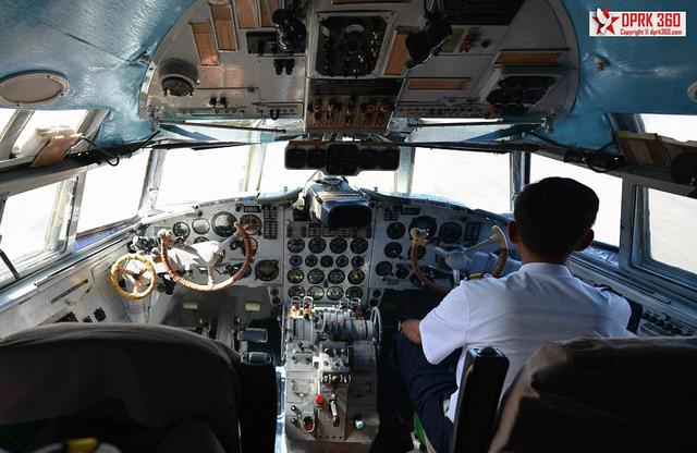 图为伊尔-18驾驶舱内景,与现代飞机不同,伊尔-18没有配备电子显示屏