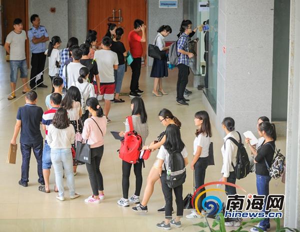 莘莘学子考研报名确认 海大确认现场排长龙