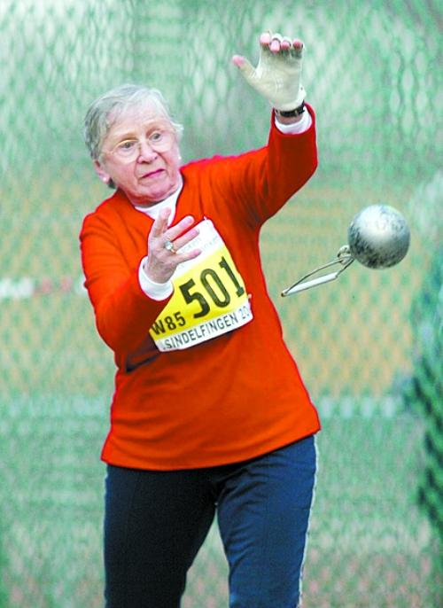 跳远 满头银发,步履蹒跚,这是我们对老年人的印象,但加拿大老奶奶