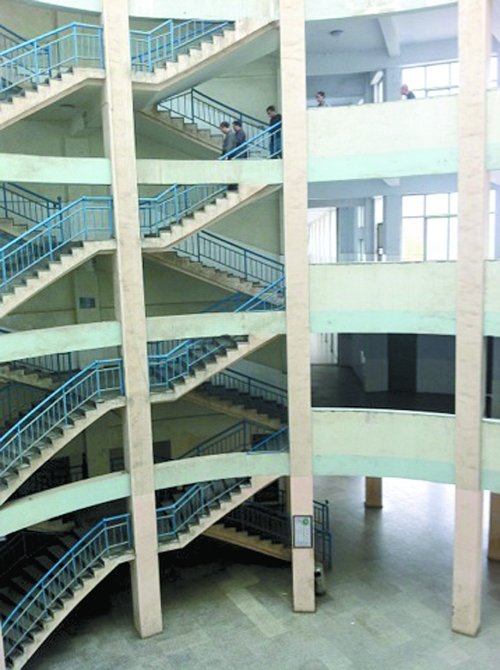 首页 社会新闻  武陟中学主教学楼大厅,王一山当时从4楼楼梯上跳了