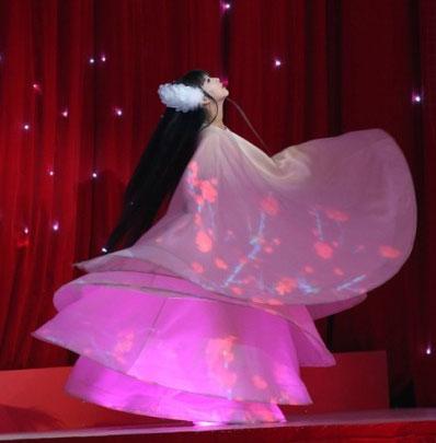 春晚旋转女孩小彩旗冯导中途让我停下来