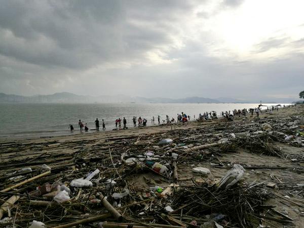 5万人 沙滩垃圾成灾