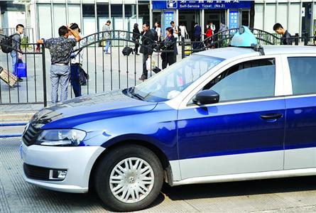 在                      南广场地库出入口,这辆蓝色联盟出租车的