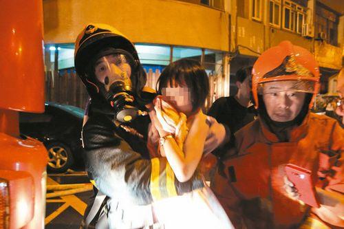 台湾高雄一大楼突发火灾120人逃出17人送医