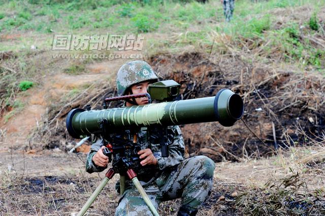 资料图:解放军老式120毫米反坦克火箭弹