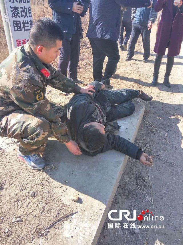 在路边电线杆上吊自杀