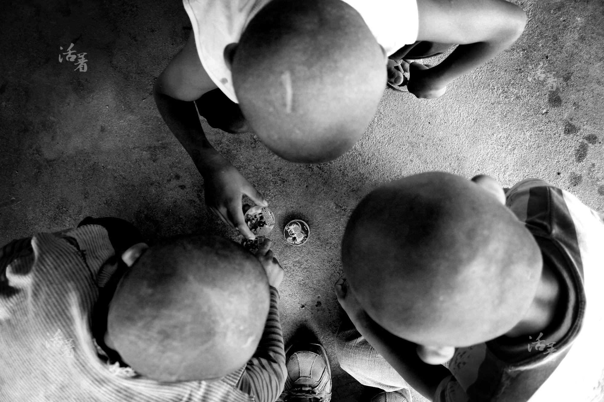 &nbsp;&nbsp; 9/20 聚在一起玩旋风卡片,是孤儿院孩子为数不多的小