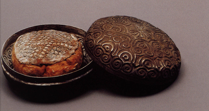江西德安宋墓出土宋代錾花银粉盒,内有妆粉及粉扑