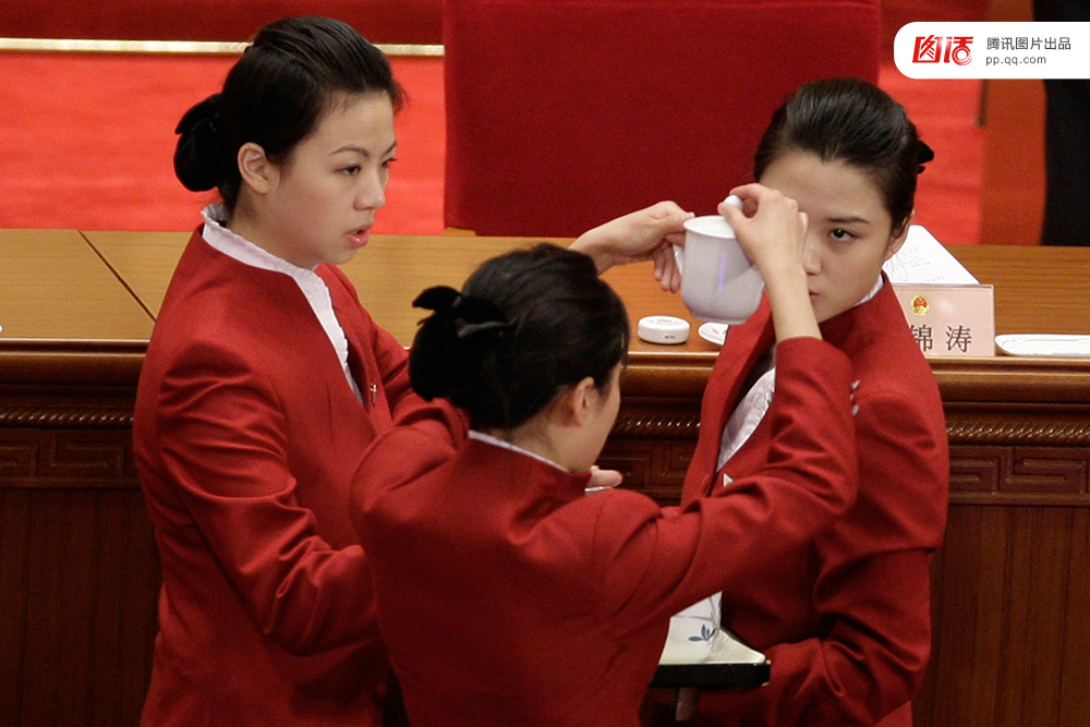 为两会倒水的人 (/20)