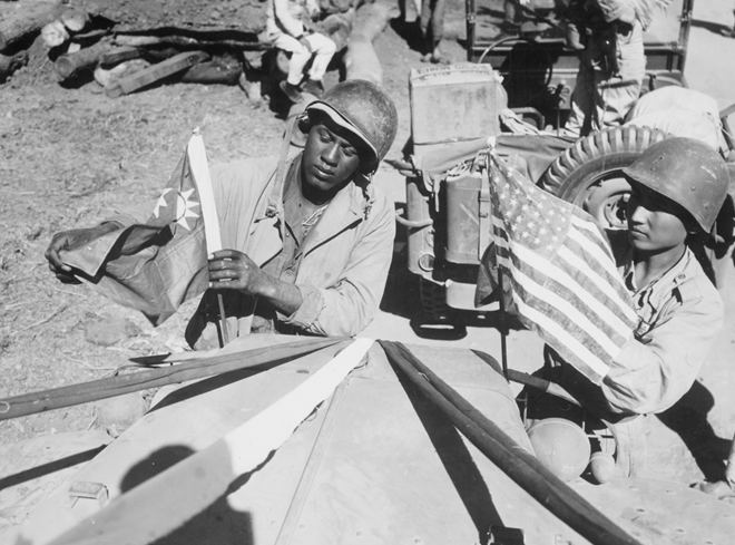 1945年2月,史迪威公路上的中,美两国士兵