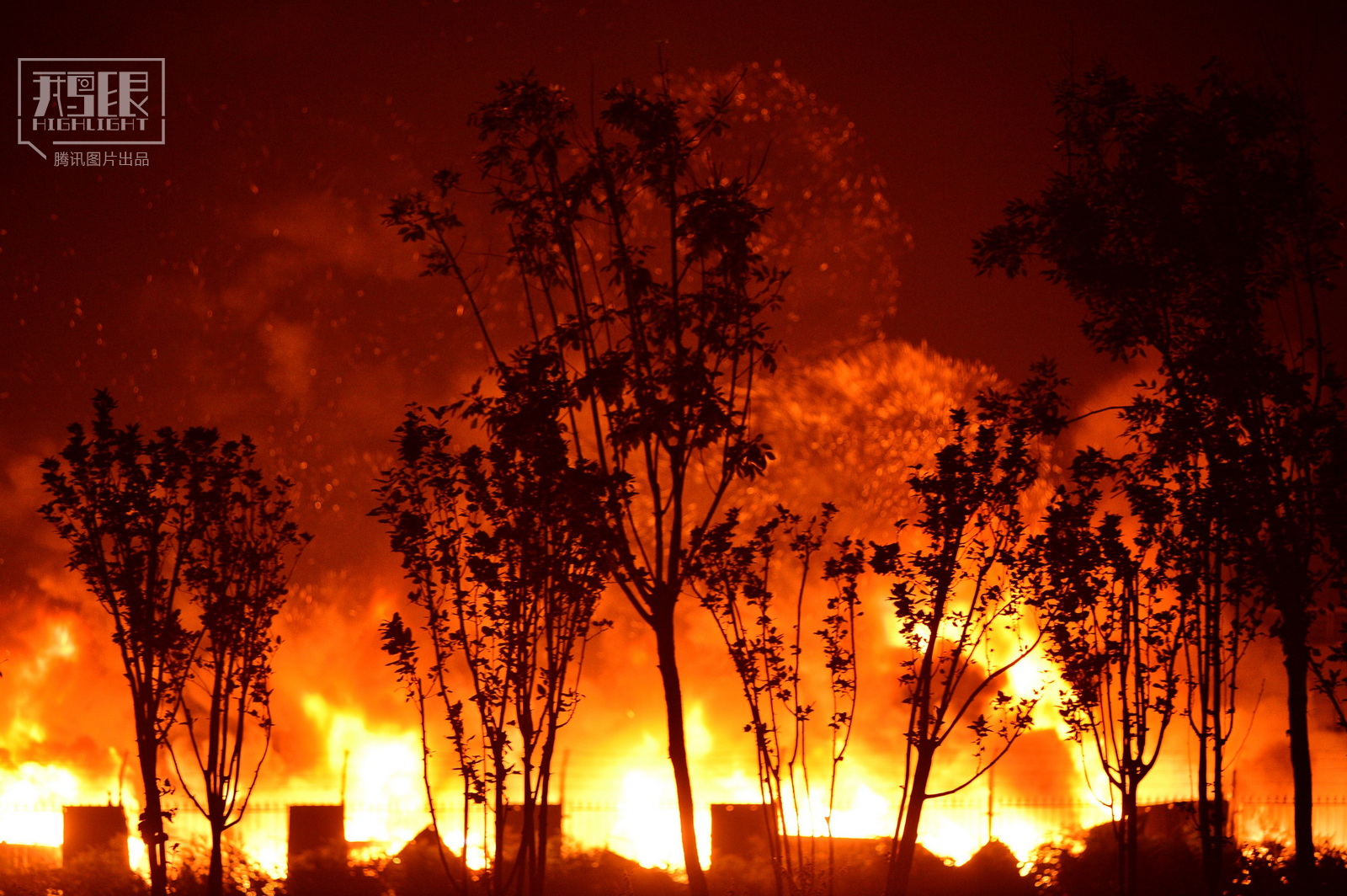 359 爆炸现场大火熊熊燃烧. 新华社发 全屏键盘↑↓切换图片