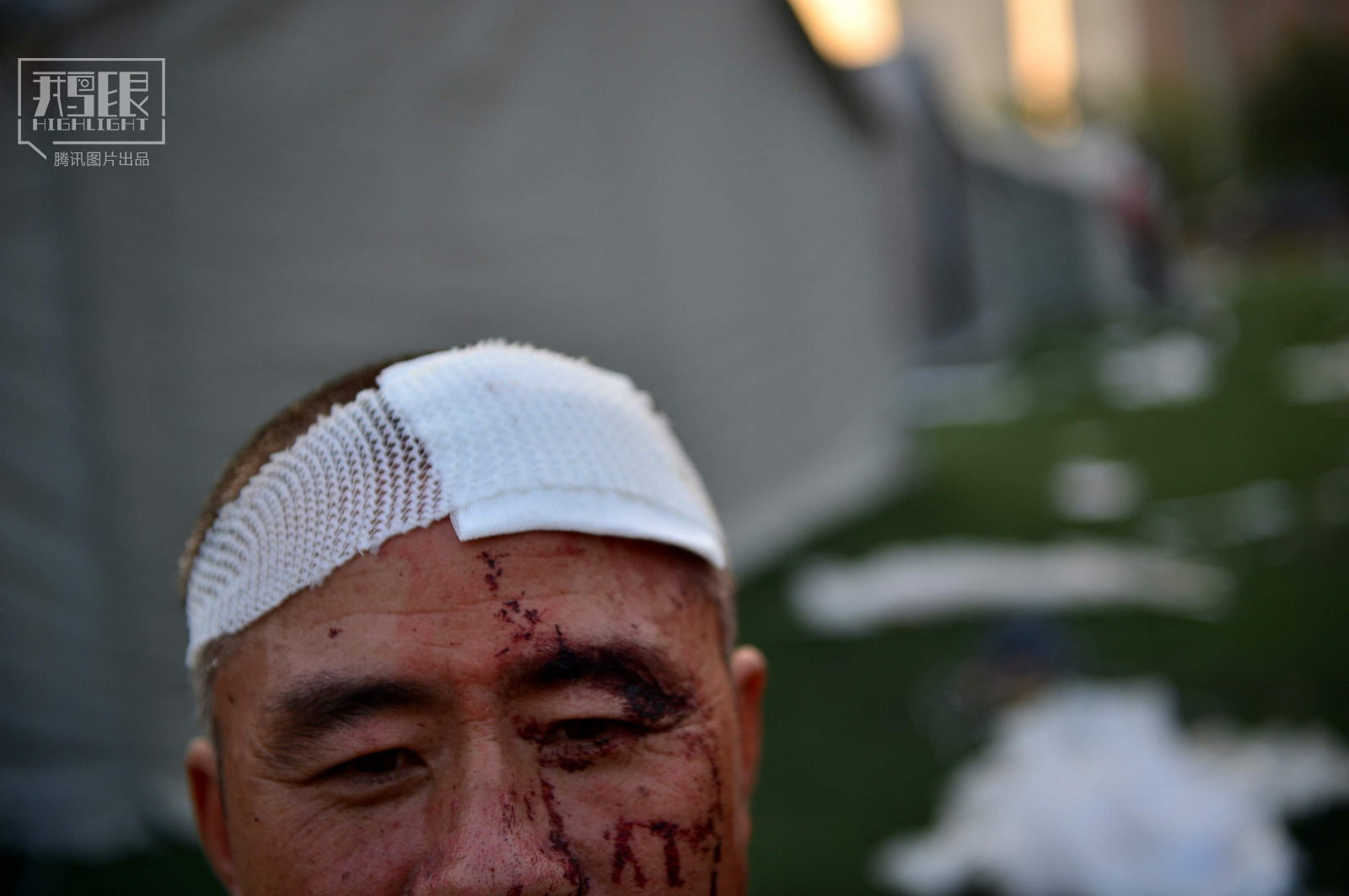 3459 民警救助伤员. 全屏键盘↑↓切换图片