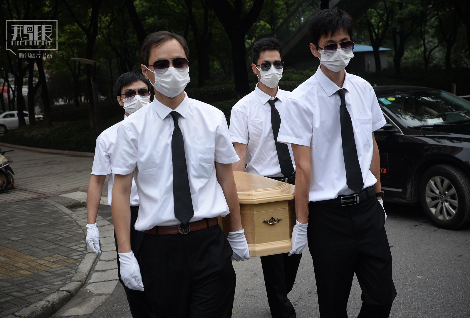 8/28  告诉仪式前,一名工作人员整理白手套.