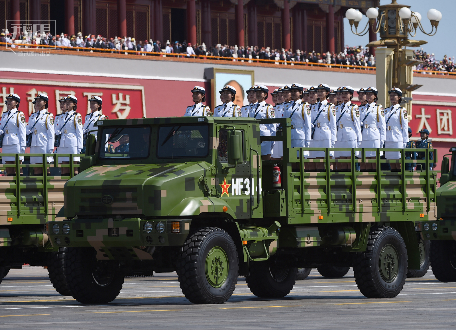 1422          三军仪仗队方队女兵接受检阅.