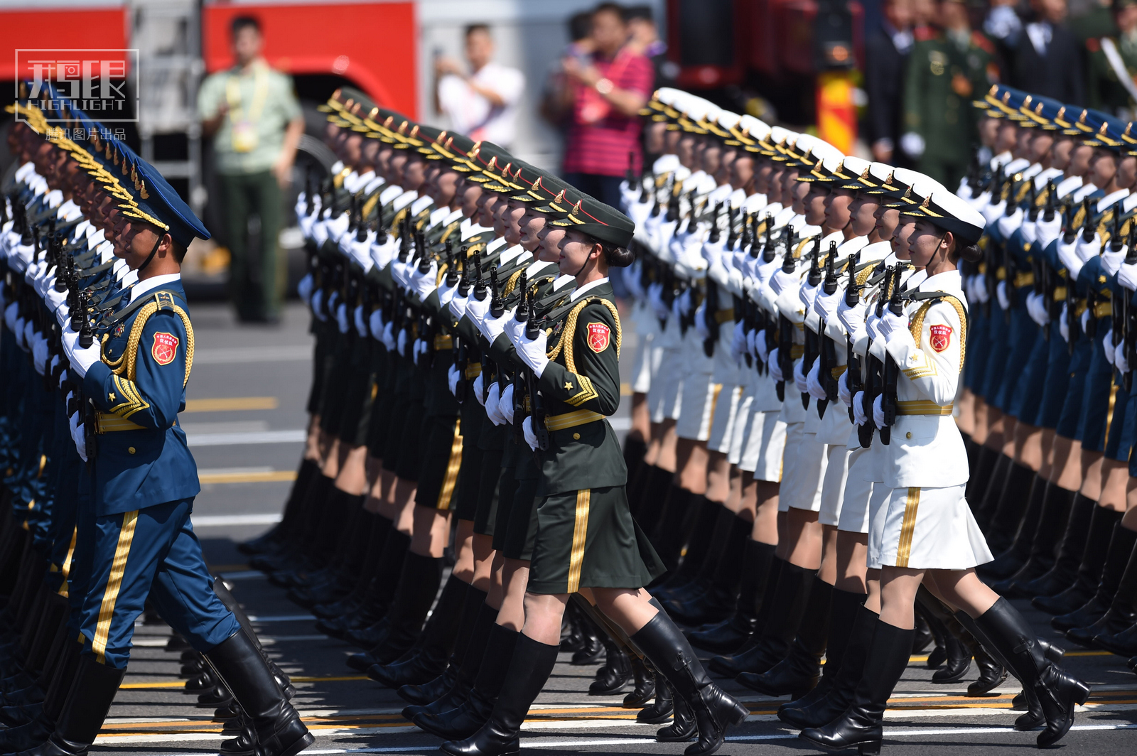 海,空軍各一列,每列17人的隊形,整齊排列在三軍儀仗隊方隊第10至12排