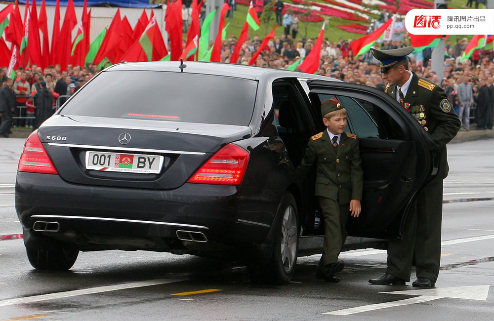 图为当地时间2011年7月3日,白俄罗斯明斯克,尼古拉·卢卡申科乘车抵达