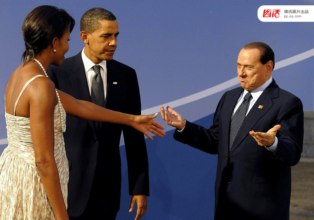 意大利总理贝卢斯科尼见到美国第一夫人米歇尔时显得相当高兴,伸出
