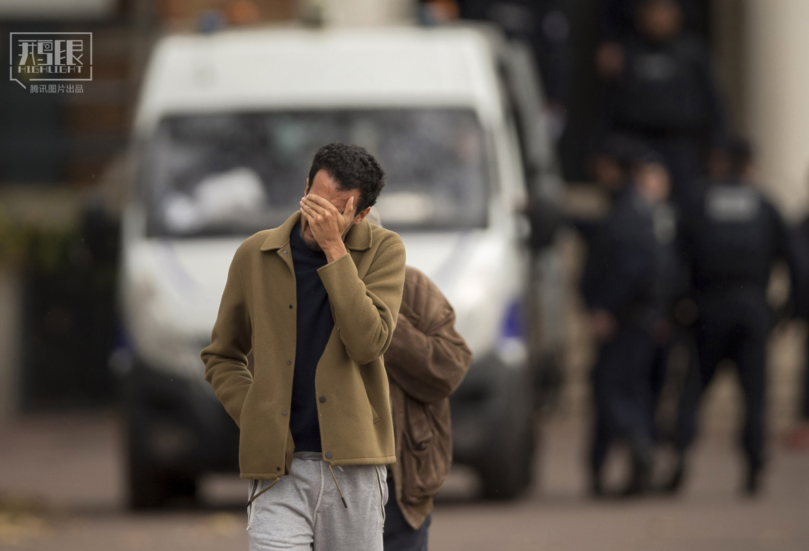 一名男子从停尸房离开后掩面哭泣.daniel ochoa de olza/ap