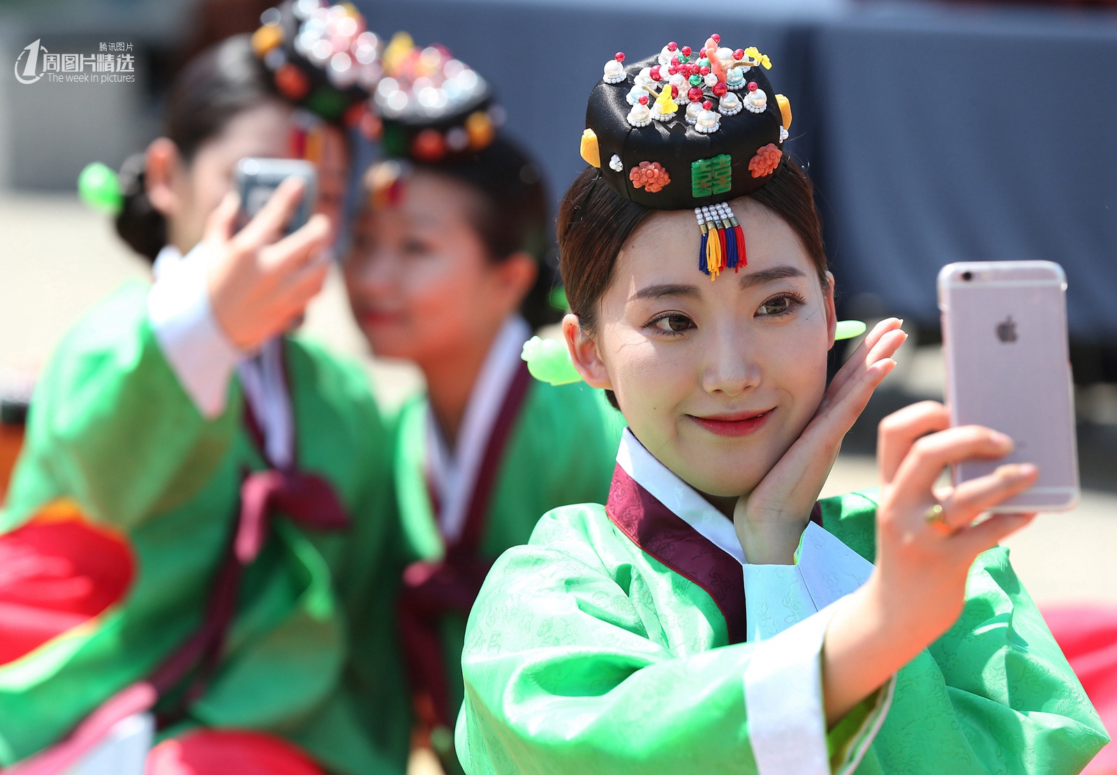 16日,当日是韩国一年一度的"成年日",韩国女高中生举行传统成年礼仪式