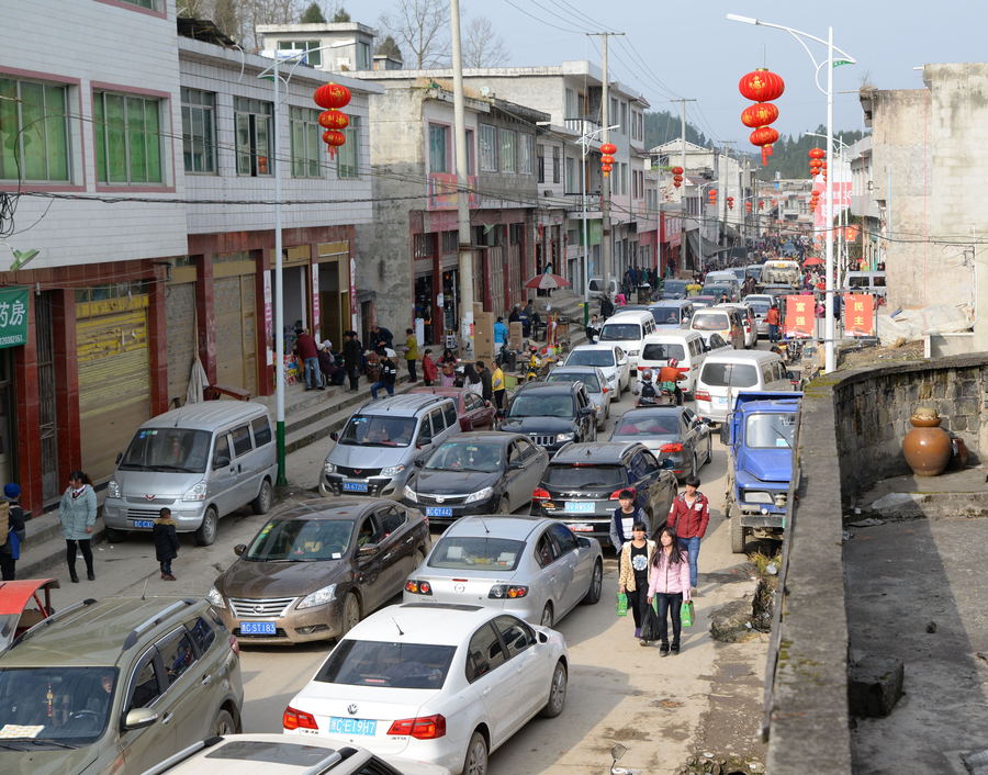 拥堵的小镇道路