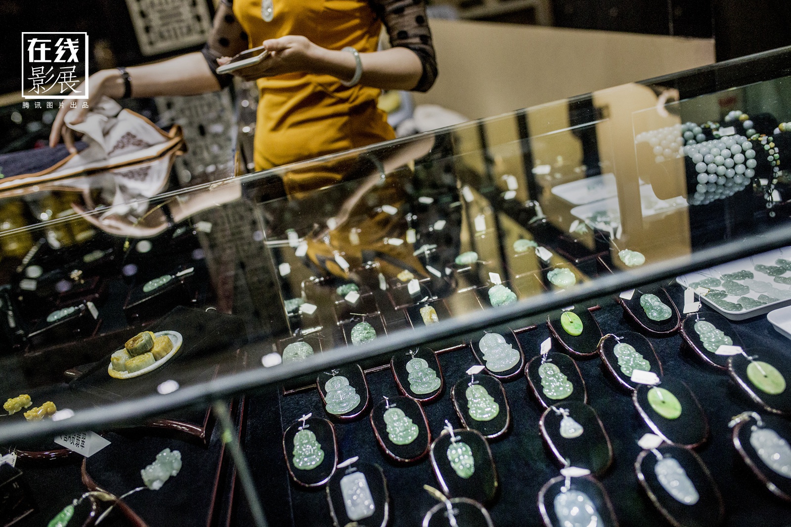 12               17云南盈江县的一个珠宝柜台里展示着翡翠玉佛的