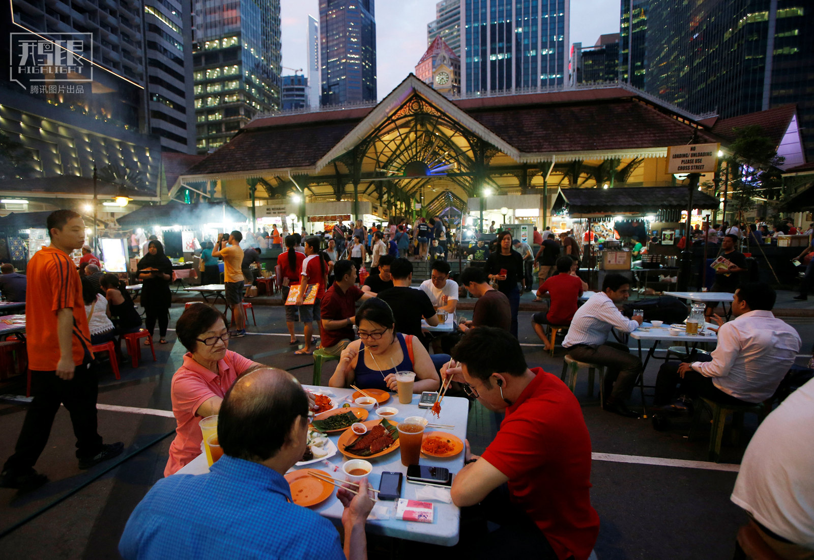 探秘新加坡美食街 米其林摊主不涨价