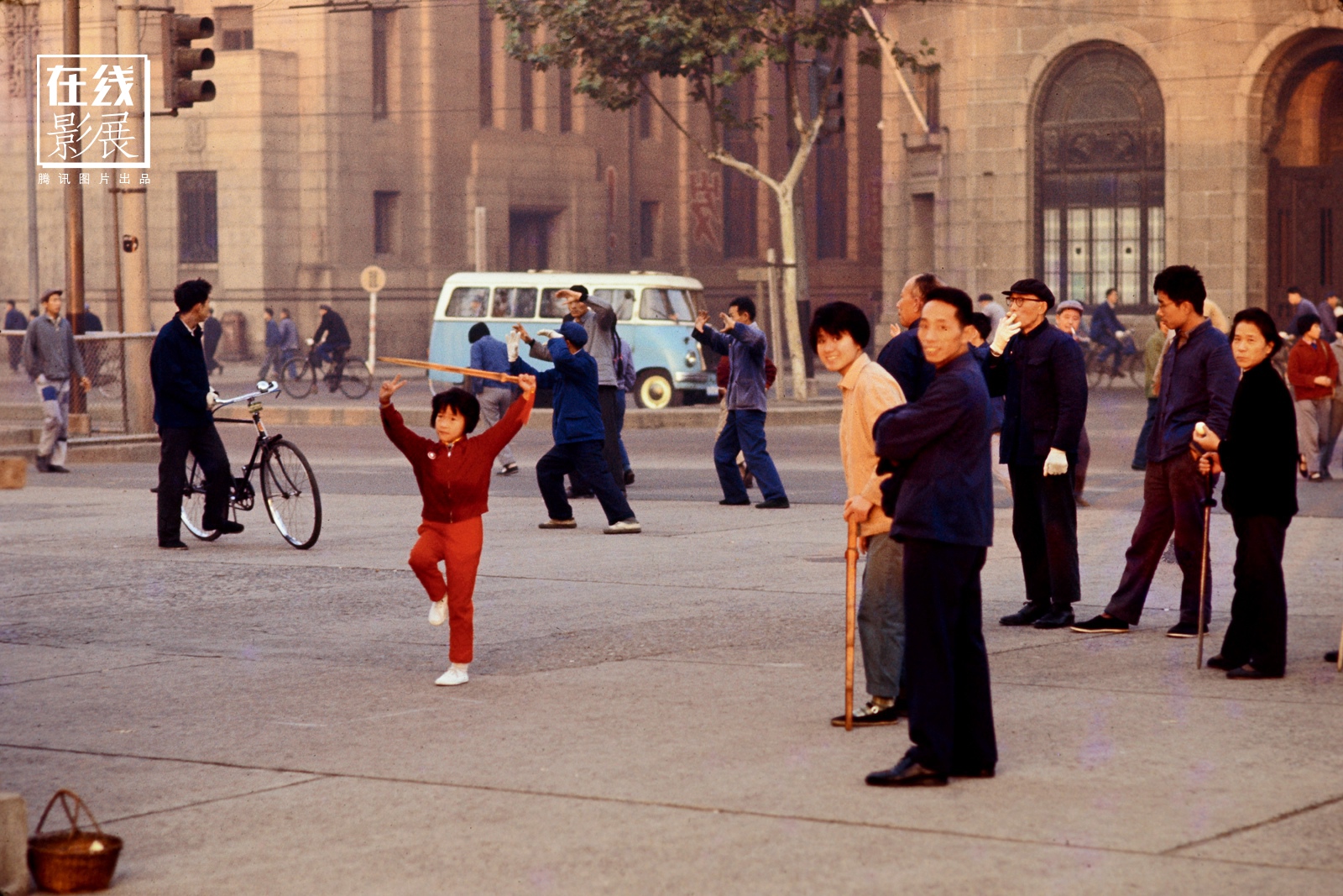 20世纪70年代的上海,在外滩晨练的市民.