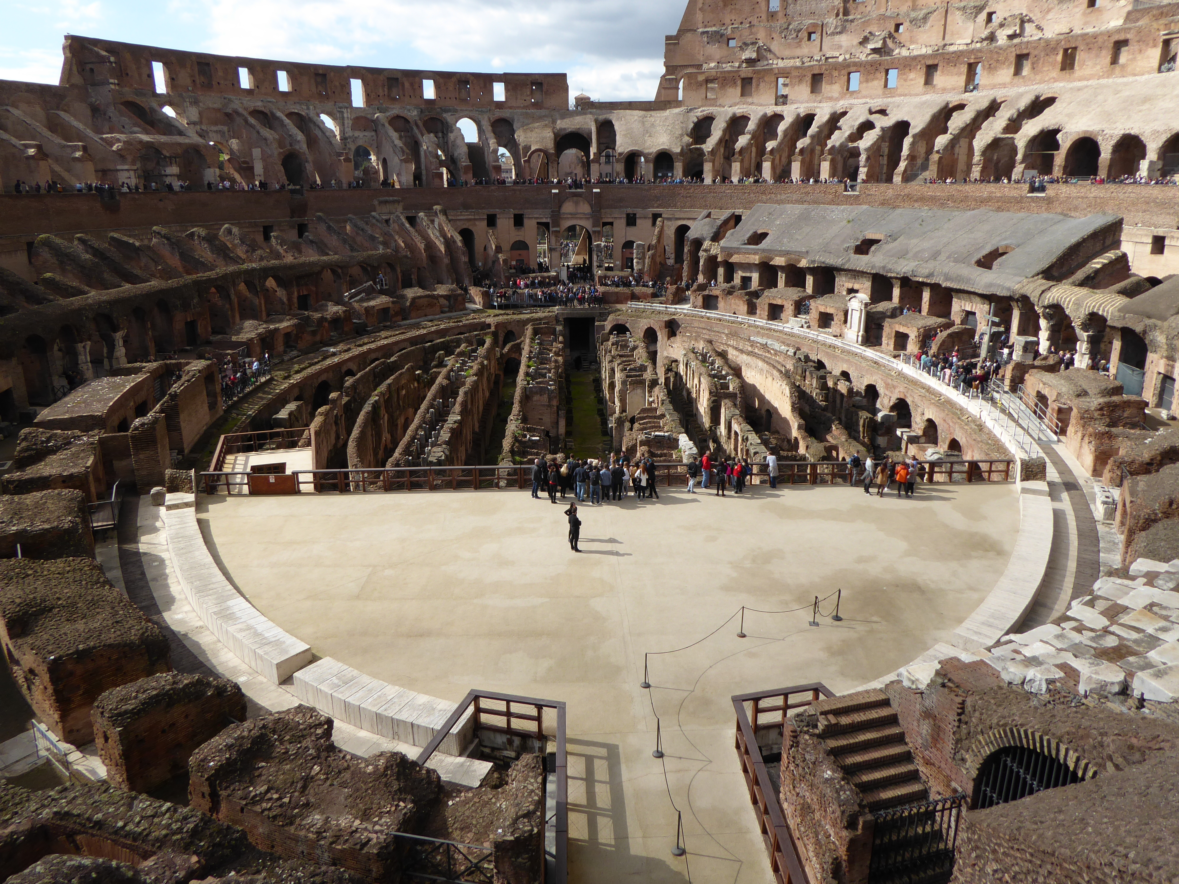 全世界游客蜂拥而至,去参观斗兽场,罗马广场和万神殿.