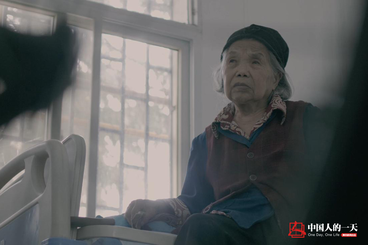 中国人的一天第3214期：82岁老人为爱千里寻光