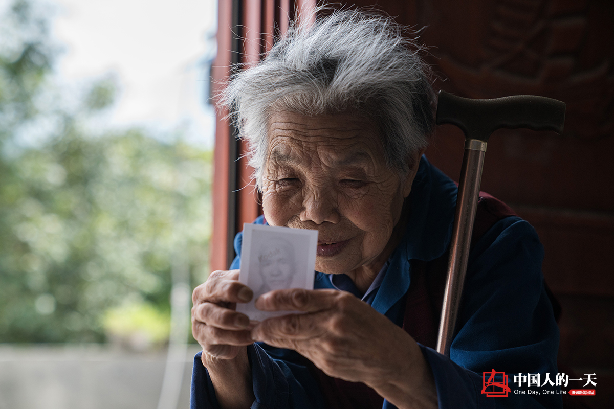 中国人的一天第3214期：82岁老人为爱千里寻光