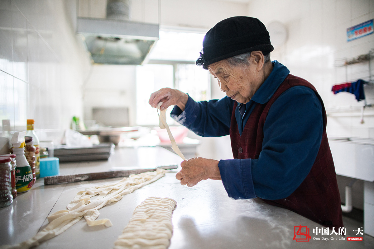 中国人的一天第3214期：82岁老人为爱千里寻光