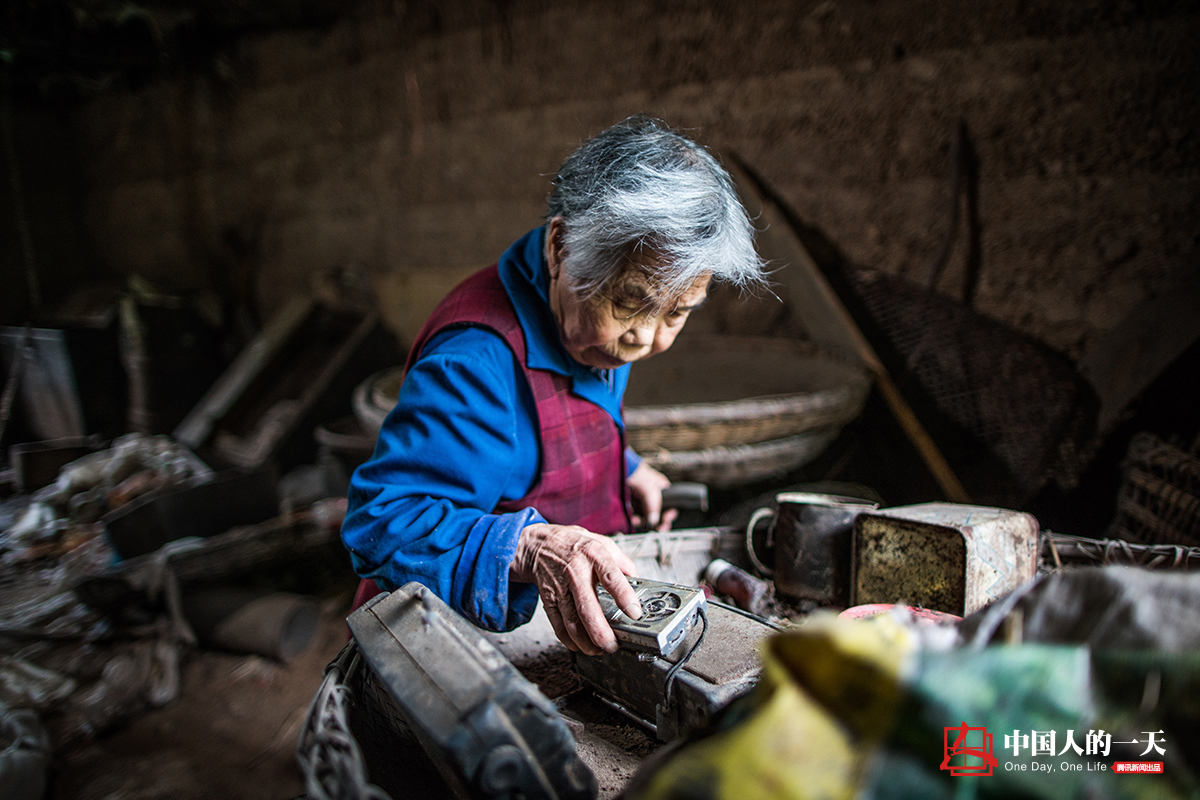 中国人的一天第3214期：82岁老人为爱千里寻光