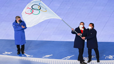 Le drapeau olympique remis aux villes de Milan et Cortina