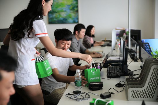 楼市再出拓客新招 "俏护士"写字楼送健康