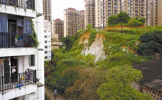 樓邊土坡聳立 雨天居民心驚