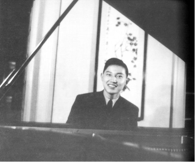 青年傅聪在练琴