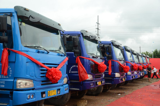 现场人群涌动,八方来客争相前来观看此次奠基仪式,更有不少客户前来