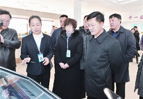 秦皇岛交警开展车辆乱停乱放专项整治行动(图)