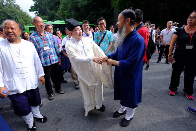 武当山道教协会会长李光富道长在紫霄宫会见香港啬色园黄大仙祠李耀辉